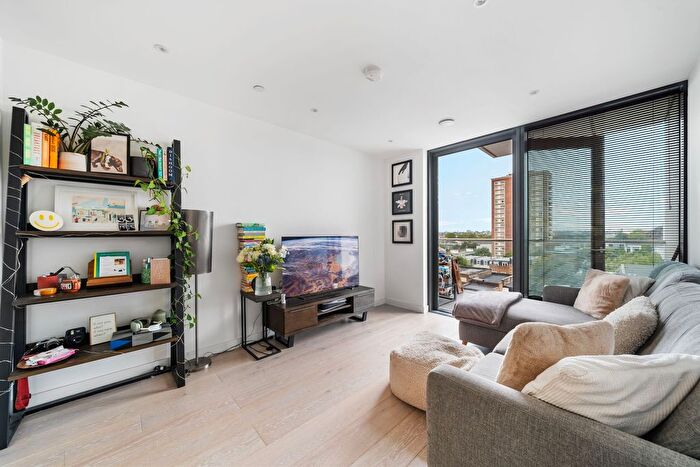 1 Bedroom Flat For Sale In City North Place, Carriage House, N4