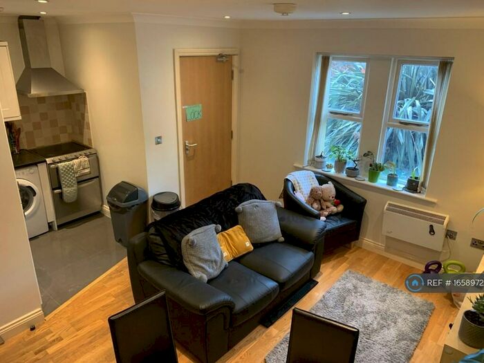 2 Bedroom Flat To Rent In Hillside House, Leeds, LS6