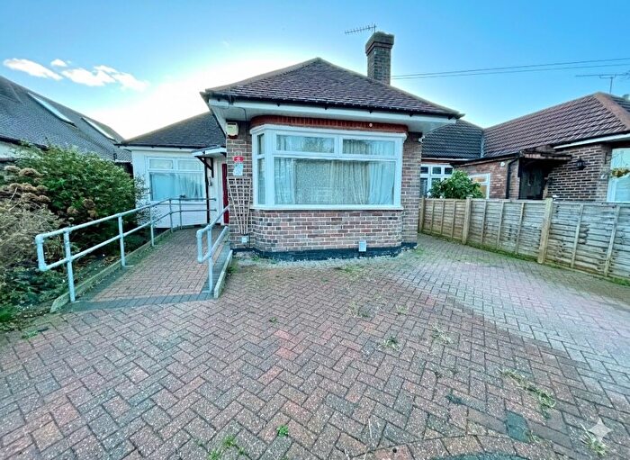 3 Bedroom Detached Bungalow For Sale In Exton Avenue, Luton, Bedfordshire, LU2