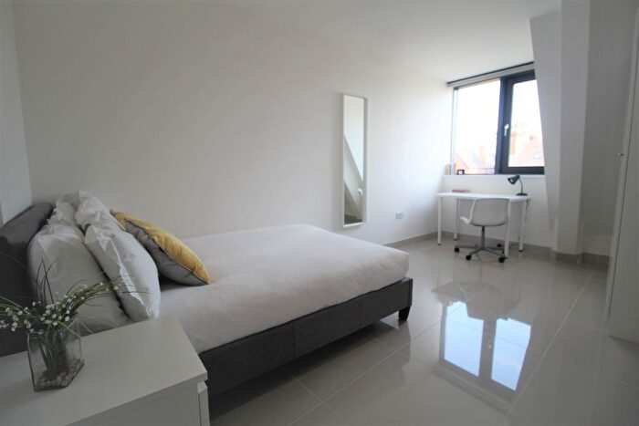 3 Bedroom Flat To Rent In Flat, - Clarendon Road, LS2