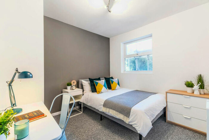 6 Bedroom House To Rent In Blenheim Square, Leeds, LS2