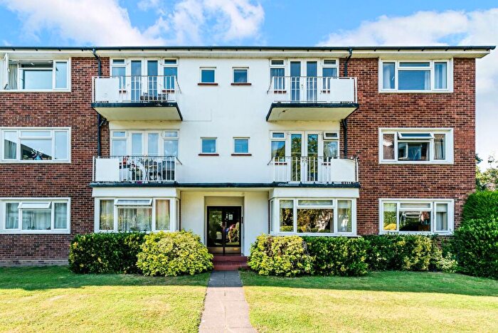 2 Bedroom Flat To Rent In Lovelace Gardens, Surbiton, KT6