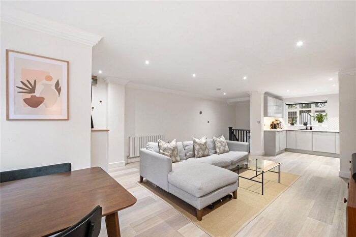 2 Bedroom Flat For Sale In Barnard Mews, London, SW11