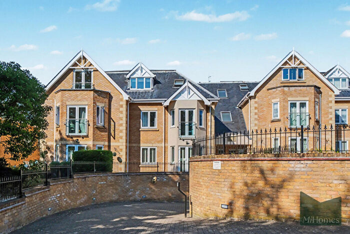 2 Bedroom Flat For Sale In Slades Hill, Enfield, EN2