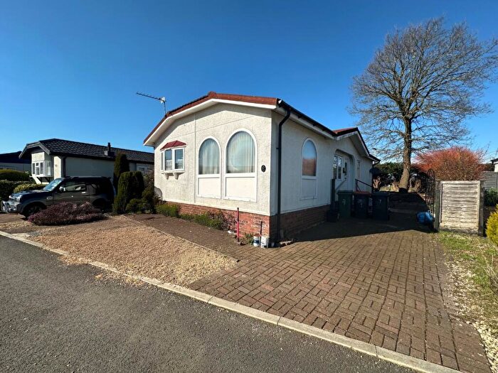 2 Bedroom Park Home For Sale In Brickhill Farm Park Homes, Half Moon Lane, LU1