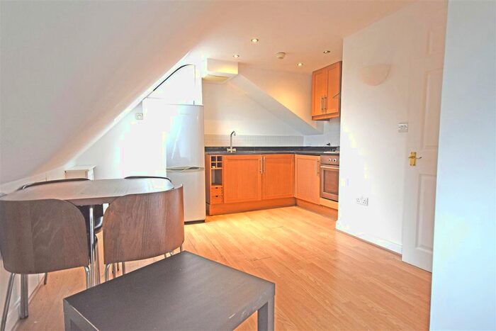 1 Bedroom Flat To Rent In London Road, Twickenham, TW1