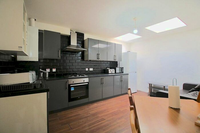 3 Bedroom Flat To Rent In East India Dock Road, London, E14