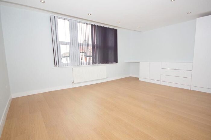 3 Bedroom Flat To Rent In Ballards Lane, Finchley, N3