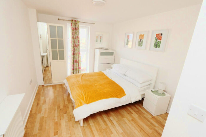 3 Bedroom Flat To Rent In Dean Path, Dagenham, RM8