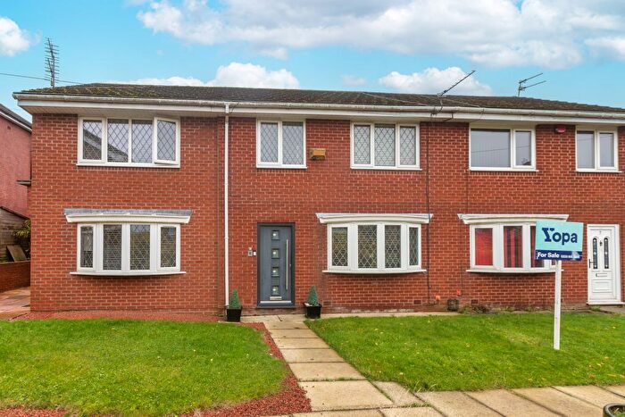 4 Bedroom Semi Detached House For Sale In Glendon Court, Oldham, OL1