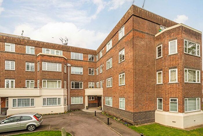 2 Bedroom Flat For Sale In Sheen Court, Richmond, TW10