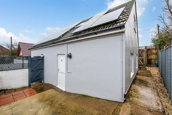 2 Bedroom Detached House For Sale In South Lane, Clanfield, PO8