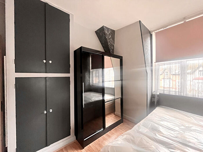 Flat To Rent In High Road, N22