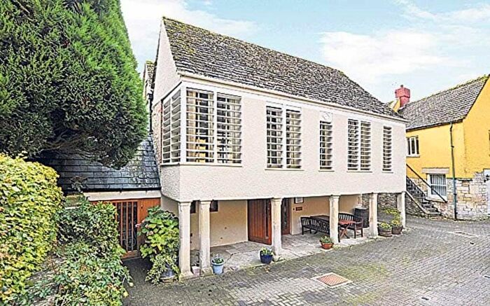 3 Bedroom Link Detached House To Rent In Market Cross, Malmesbury, SN16