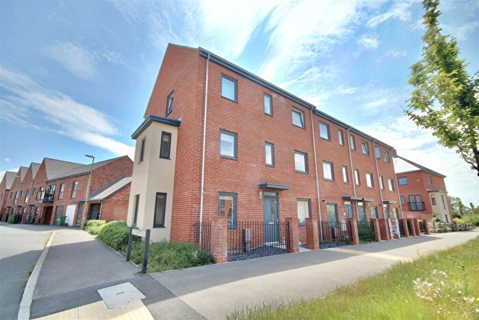 4 Bedroom End Of Terrace House For Sale In Tamworth Road, Waterlooville, PO7