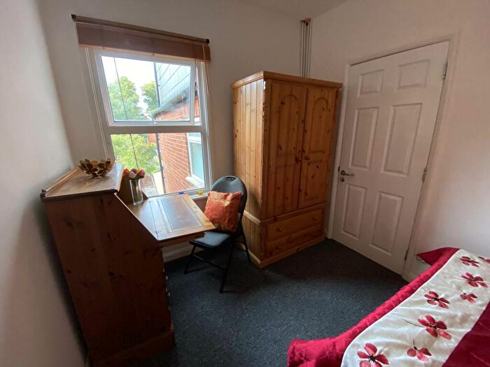 6 Bedroom Terraced House To Rent In Grange Avenue, Reading, RG6