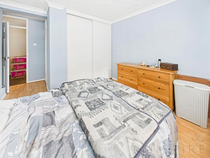 2 Bedroom Flat For Sale In Chiddingly Close, Crawley, RH10