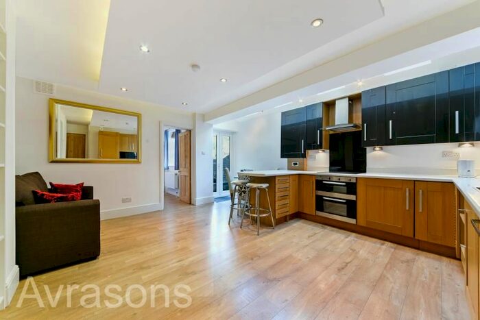 3 Bedroom Flat To Rent In South Island Place, London, SW9