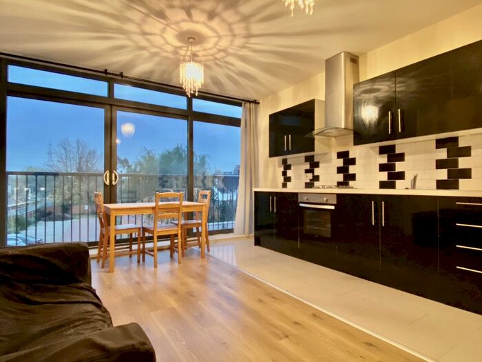 3 Bedroom Flat To Rent In Caxton Road, London, SW19