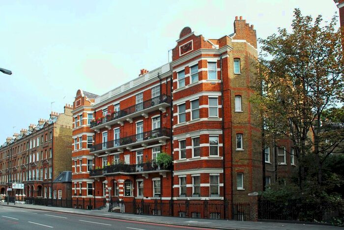 2 Bedroom Flat To Rent In Warwick Road, Earls Court, London, SW5