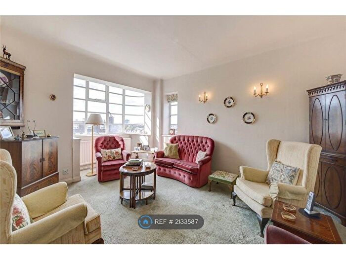 3 Bedroom Flat To Rent In Winchester Court, London, W8