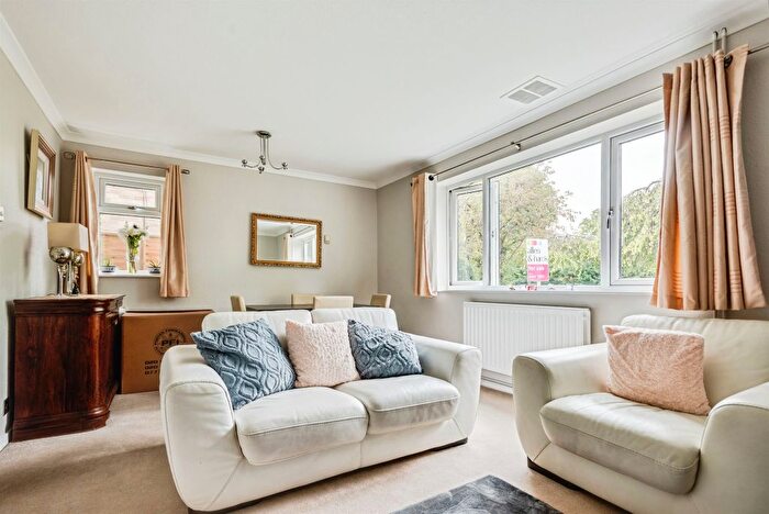 3 Bedroom Semi-detached House For Sale In Farmers Close, Witney, OX28