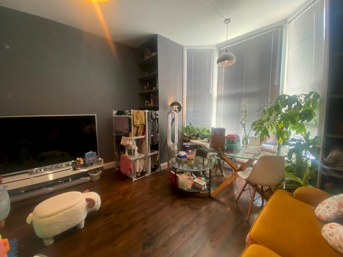 2 Bedroom Flat To Rent In Dyne Road, London, NW6