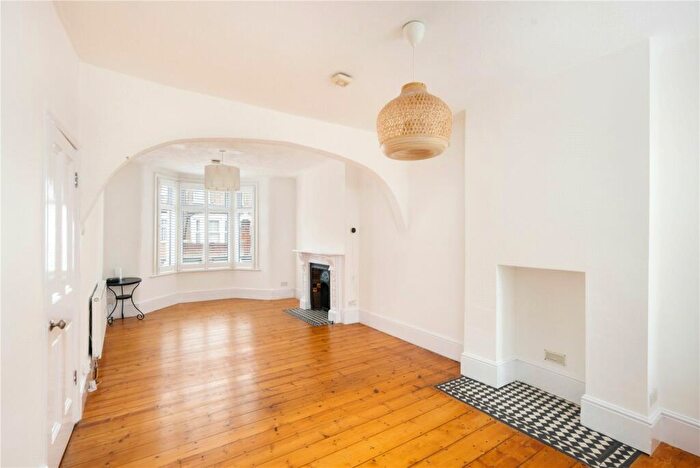 3 Bedroom End Of Terrace House To Rent In Morley Road, Stratford, London, E15