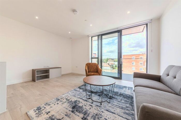 2 Bedroom Flat To Rent In Newnton Close, London, N4