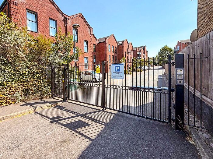2 Bedroom Flat To Rent In Otter Way, West Drayton, UB7