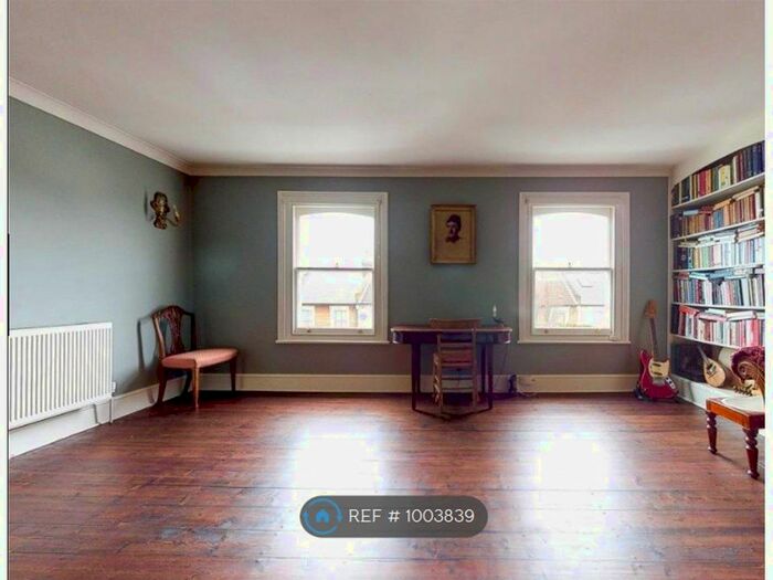 3 Bedroom Maisonette To Rent In Brooke Road, London N16