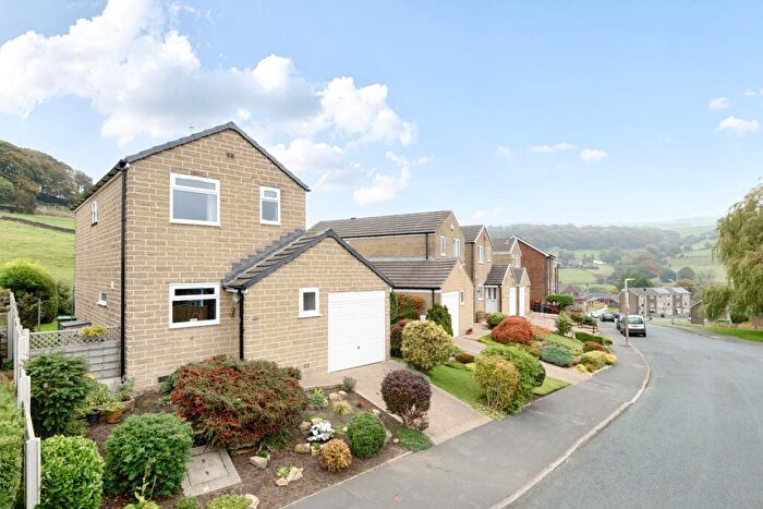 3 Bedroom Detached House For Sale In Kershaw Drive, Luddendenfoot, Halifax, West Yorkshire, HX2