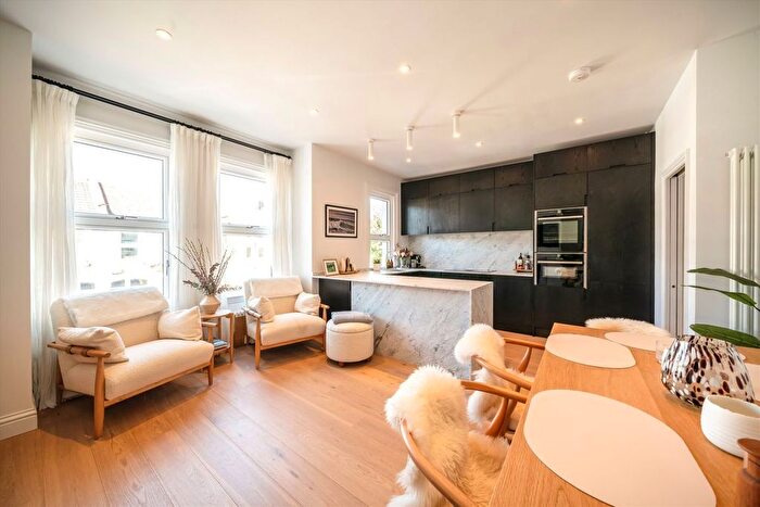 4 Bedroom Flat For Sale In Quinton Street, Earlsfield, SW18