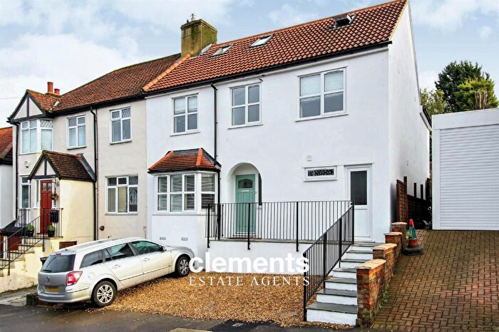 6 Bedroom Semi-Detached House For Sale In Manor Estate, Apsley, HP3