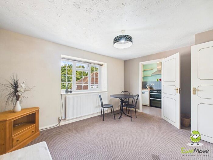 1 Bedroom Flat For Sale In Longacre Rise, Chineham, Basingstoke, Hampshire, RG24