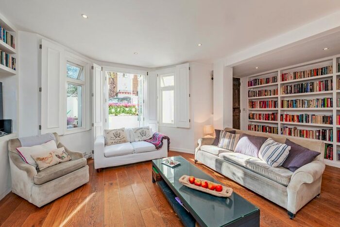 2 Bedroom Flat To Rent In Russell Road, London, W14