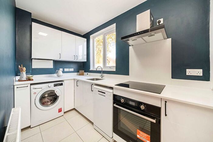 3 Bedroom Flat To Rent In Mantilla Road, London, SW17