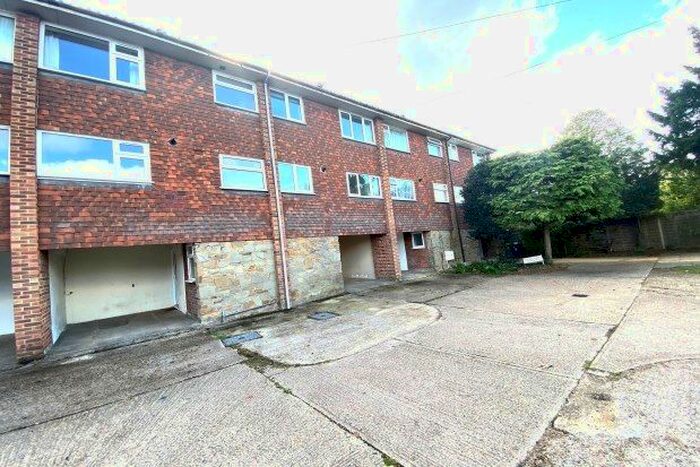 4 Bedroom Town House To Rent In Stoughton Road, Guildford, GU2