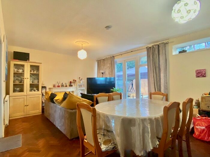 4 Bedroom Terraced House To Rent In Ringwood Gardens, London, SW15