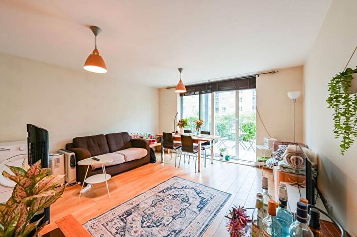 2 Bedroom Flat To Rent In Branch Road, Limehouse, London, E14