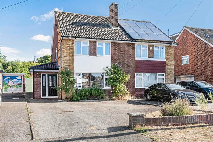 3 Bedroom Semi Detached House For Sale In Vine Crescent, Reading, RG30