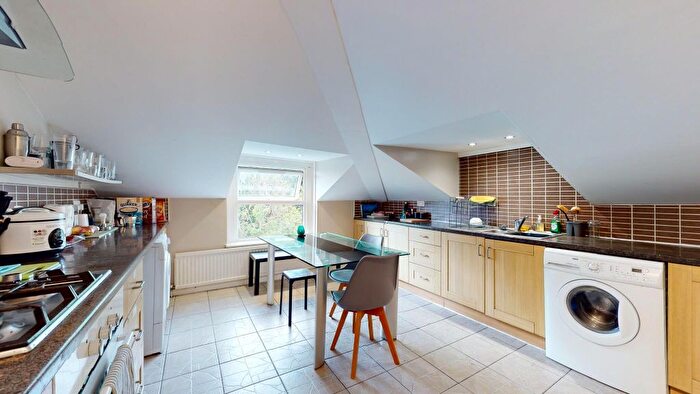 3 Bedroom Flat To Rent In Cavendish Road, London, NW6