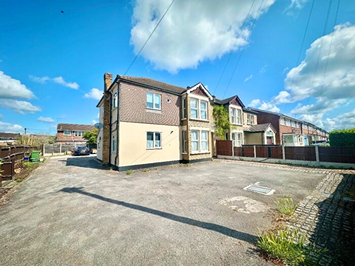 Flat To Rent In Church Road, Harold Wood, Romford, RM3