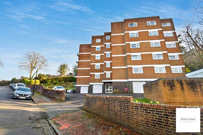 2 Bedroom Flat For Sale In Wellcombe Crescent, Eastbourne, BN20