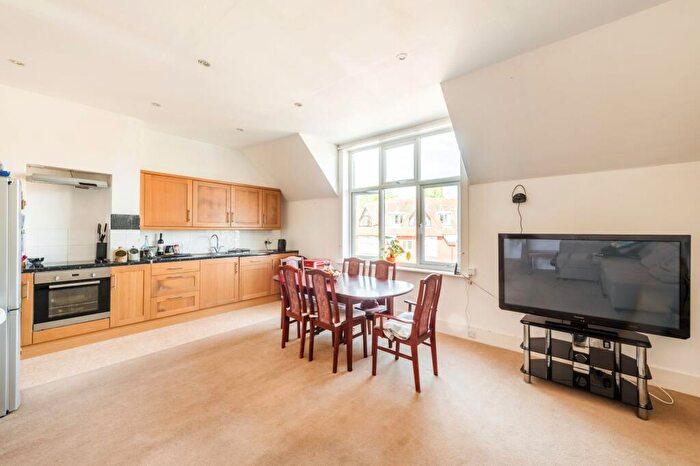 2 Bedroom Flat To Rent In Station Road West, Oxted, RH8