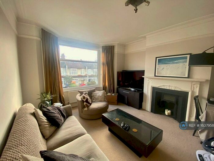 2 Bedroom Flat To Rent In Palmers Green, London, N13