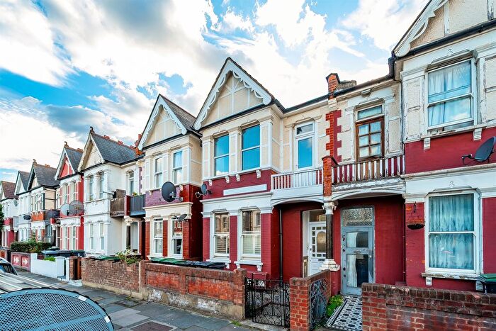 2 Bedroom Flat For Sale In Mount Pleasant Road, London, N17