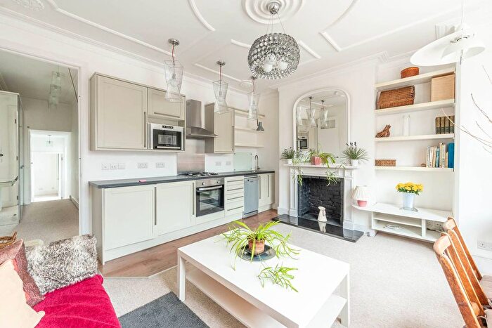 2 Bedroom Flat To Rent In Walm Lane, Willesden Green, London, NW2