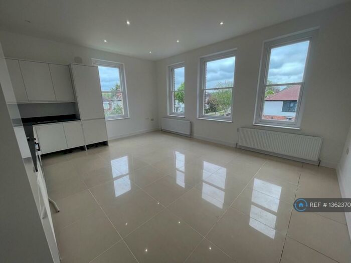 3 Bedroom Penthouse To Rent In Warham Road, South Croydon, CR2