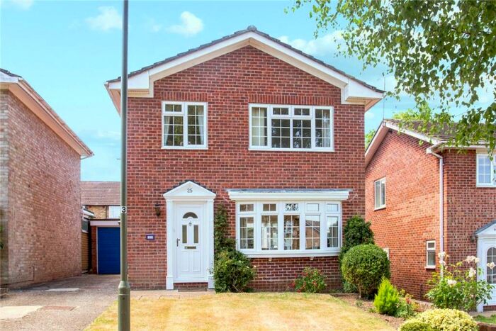 3 Bedroom Detached House To Rent In Pilgrims Close Farnham, GU9